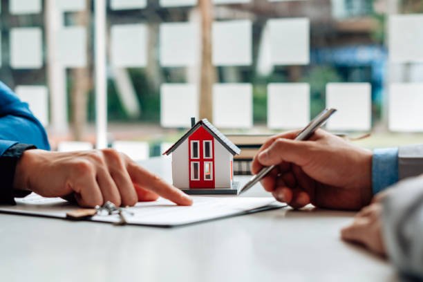 Tenant and landlord signing rental contract covering property damage and security deposit rules in the UAE.